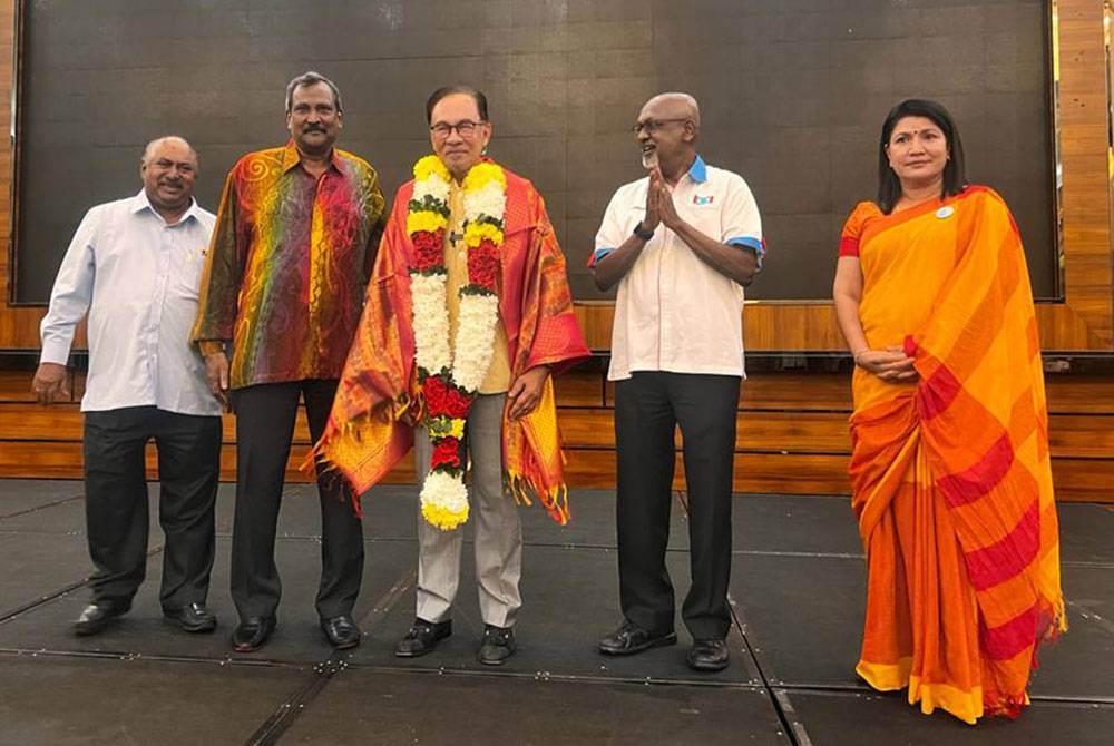 Anwar ketika hadir pada program bersama masyarakat India di Pusat Konvensyen Ideal (IDCC).