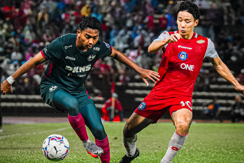 Antara aksi pemain dalam saingan Liga Super, Selangor FC menentang Sabah FC di Stadium Likas. - Foto Selangor FC