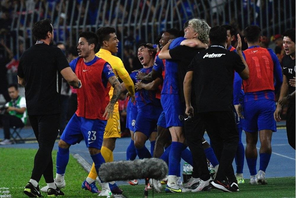 Reaksi pemain JDT setelah berjaya membolosi gawang gol Terengganu FC pada perlawanan akhir Piala FA di Stadium Nasional Bukit Jalil pada Sabtu. - Foto Bernama