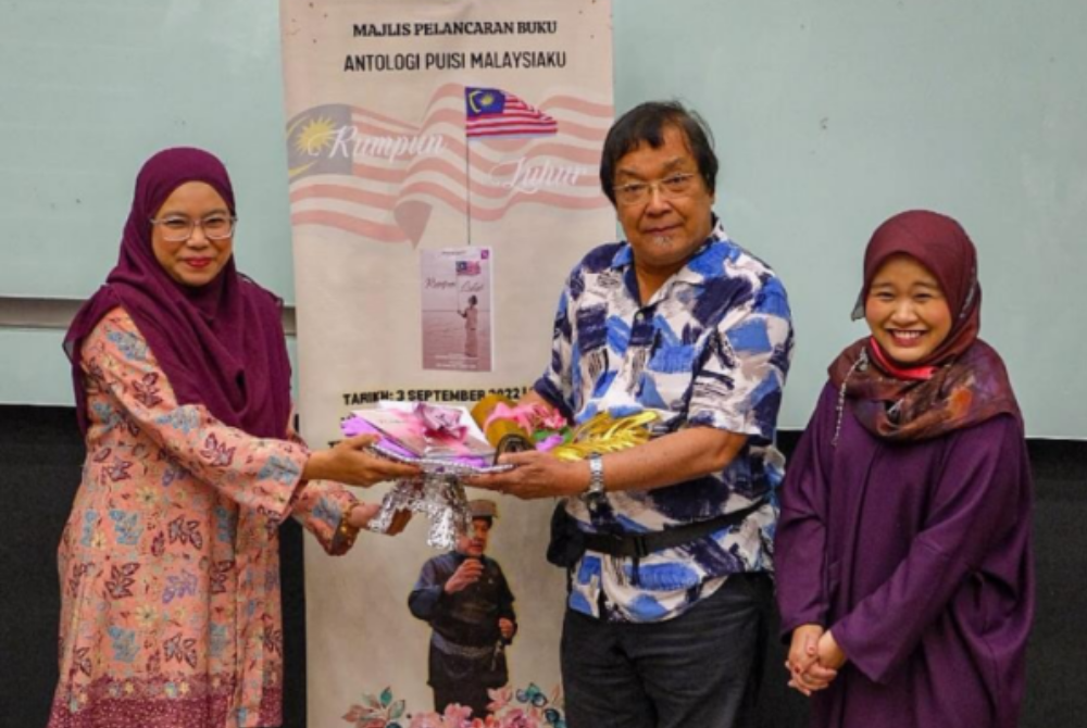 Rahman (tengah) bersama Penerbit Syahida Hassan Enterprise (SHE), Nurul Syahida Hassan (kiri) dan Aina Mastura (kanan) pada majlis pelancaran buku Antologi Puisi Malaysiaku berjudul Rumpun Luhur di Shah Alam baru-baru ini.