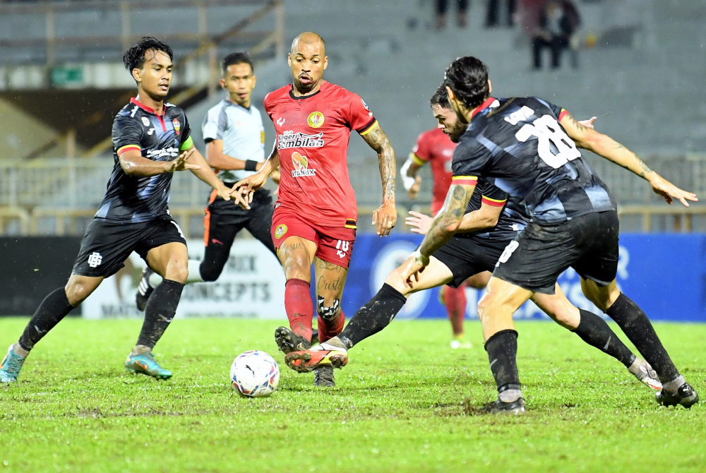 Gustavo (tengah) meledak dua gol ketika membantu NSFC kalahkan Sarawak United 3-2 dalam aksi Liga Super.