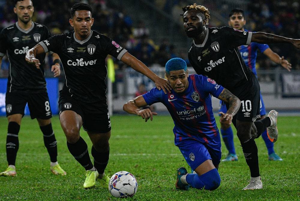 Antara aksi JDT menentang Terengganu pada perlawanan akhir Piala FA di Stadium Nasional Bukit Jalil pada Sabtu. - Foto Bernama.