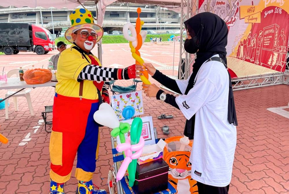 Muhammad Rafiuddin Naufal menggembirakan pengunjung Karnival Makanan Havoc di Shah Alam, dekat sini baru-baru ini. - Foto Bernama