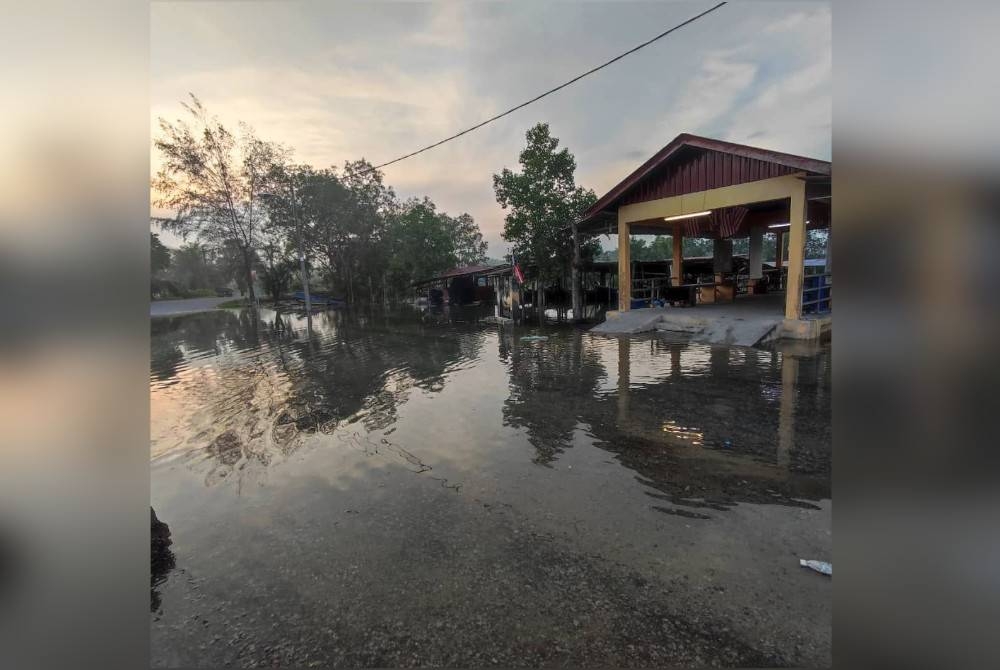 Limpahan air di Jeti Sri Tanjung, Sijangkang pada pagi Ahad akibat air pasang besar.