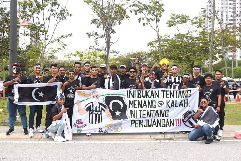 Penyokong TFC yang hadir menyaksikan perlawanan akhir Piala FA 2022 di Stadium Nasional Bukit Jalil pada malam Sabtu. - Foto Ihsan Terengganu FC