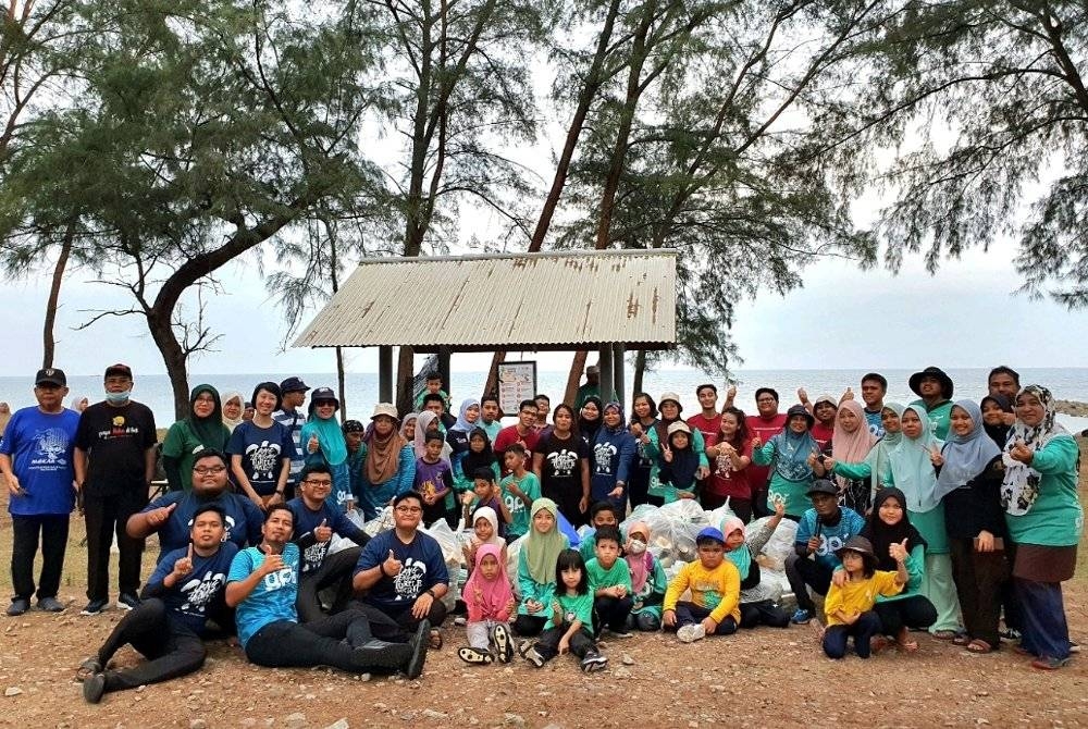 Sebahagian sukarelawan terlibat membersihkan kawasan pantai sepanjang 1.4km yang menjadi lokasi pembiakan penyu di Pantai Chakar Hutan, Kerteh, di Kemaman.