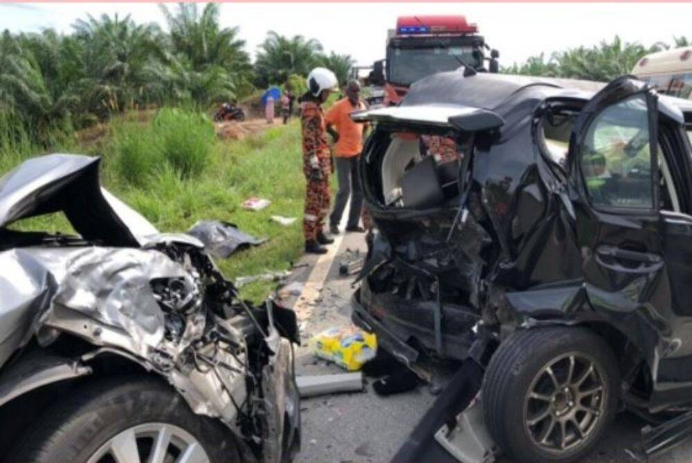 Kanak-kanak lelaki berusia dua tahun antara tiga sekeluarga yang maut dalam kemalangan melibatkan tiga kereta di Kilometer 44.5 Jalan Muar-Segamat, dekat sini, petang Sabtu. - Foto Bernama