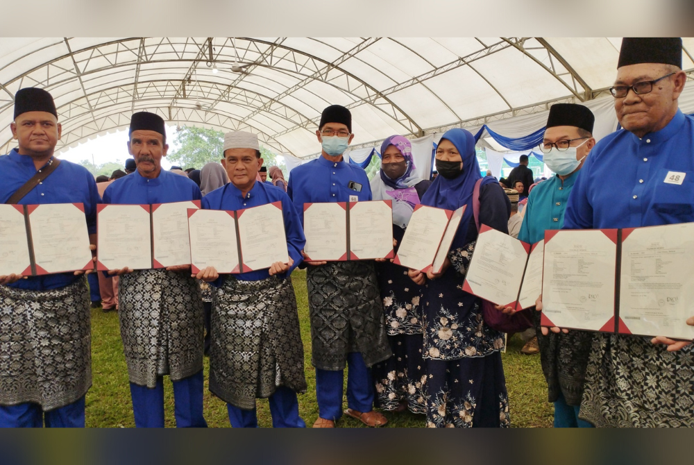 Sebahagian peneroka yang menerima geran hak milik tanah selepas penantian puluhan tahun.