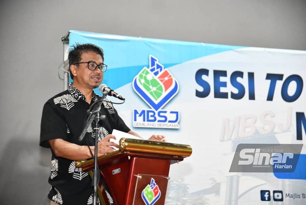 Johary ketika berucap di Sesi Townhall Bajet MBSJ 2023 di Dewan Serbaguna USJ 7, di sini pada Ahad.