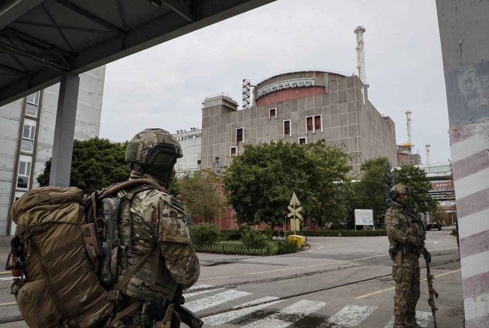 Gambar diambil semasa lawatan dianjurkan oleh tentera Rusia menunjukkan pengawal tentera Rusia di wilayah Loji Nuklear Zaporizhzhia di Enerhodar, tenggara Ukraine pada 1 September lalu. - Foto EPA