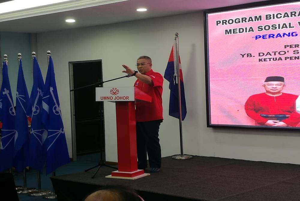 Dr Adham ketika berucap merasmikan Program Bicara Bengkel Teknologi Maklumat Media Sosial Veteran UMNO di Pejabat UMNO Johor, Johor Bahru pada Ahad.