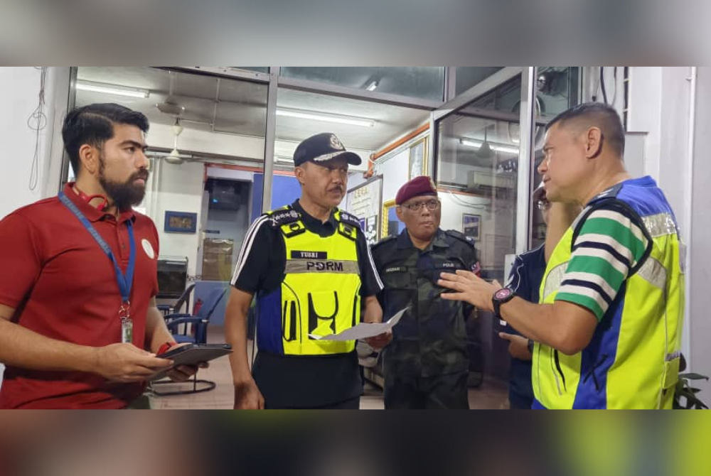 Mohd Yusri (dua dari kiri) menerima maklumat berhubung operasi SAR juruterbang yang hilang di kawasan Hutan Simpan Chikus.