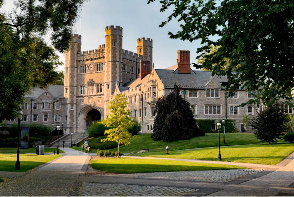 Pelajar-pelajar Universiti Princeton, New Jersey, AS  daripada keluarga berpendapatan rendah dibenarkan belajar secara percuma. - Foto Universiti Princeton