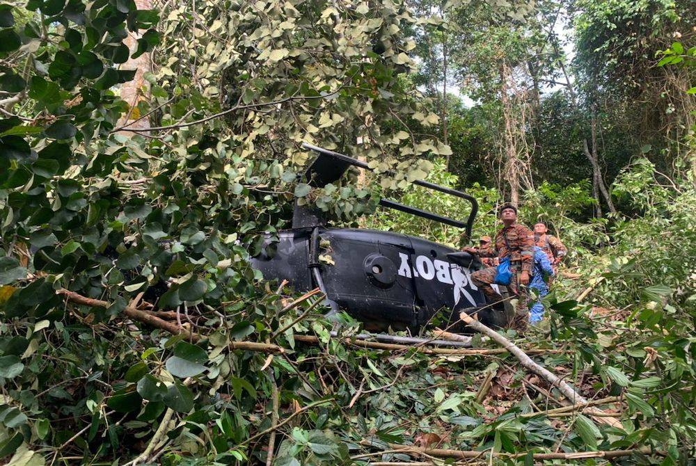 Bangkai helikopter ditemukan oleh pasukan penyelamat dalam Hutan Simpan Chikus di Bidor. - Foto ihsan PDRM