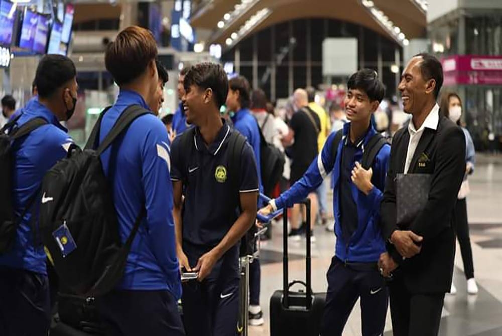 Hassan (kanan) bersama para pemain B-19 sebelum berlepas ke Mongolia pada Sabtu. Foto FB FAM.