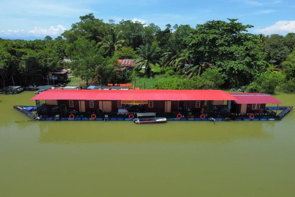 Rumah rakit yang diusahakan Norsilawati di Sungai Perak berhampiran Kampung Batak Rabit.