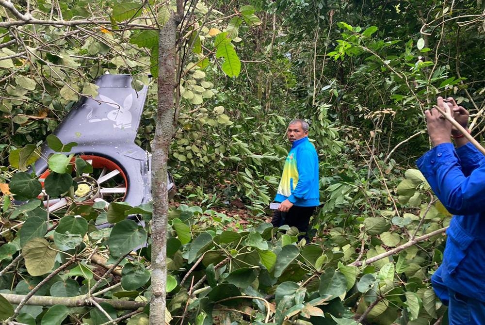 Mohamad Yunus (kiri) antara yang awal tiba di lokasi nahas ketika menyertai SAR yang dijalankan di Hutan Simpan Chikus, Bidor. - Foto Ihsan pembaca