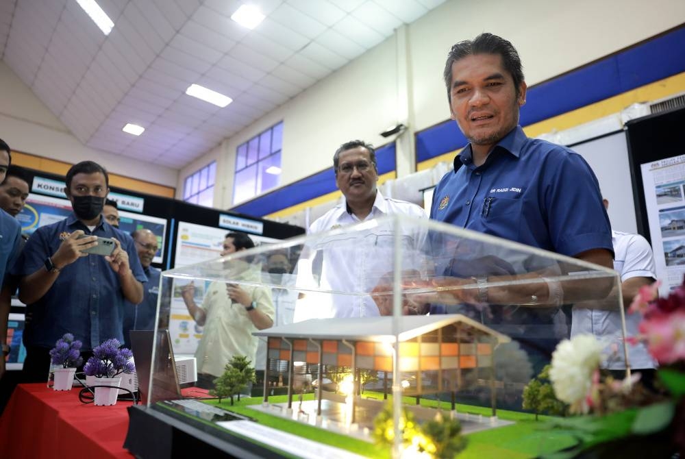 Menteri Kanan Pendidikan, Datuk Dr Mohd Radzi Md Jidin melawat pameran disediakan ketika hadir Majlis Transformasi Pendidikan: Infrastruktur Pendidikan yang Selamat dan Kondusif di Sekolah Sultan Alam Shah, pada Isnin. - Foto Bernama
