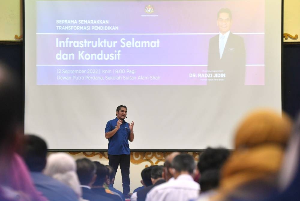 Menteri Kanan Pendidikan Datuk Dr Mohd Radzi Md Jidin berucap ketika Majlis Transformasi Pendidikan: Infrastruktur Pendidikan yang Selamat dan Kondusif di Sekolah Sultan Alam Shah, pada Isnin. - Foto Bernama
