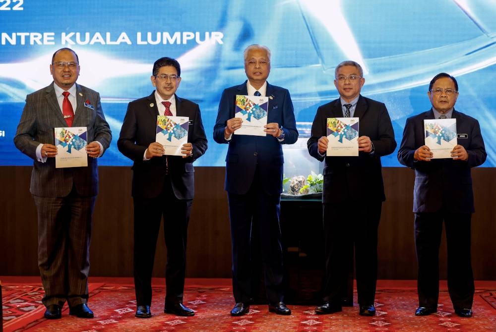 Perdana Menteri, Datuk Seri Ismail Sabri Yaakob bersama Menteri Sains, Teknologi dan Inovasi Datuk Seri Dr Adham Baba (dua, kanan), Timbalan Menteri Sains, Teknologi dan Inovasi Datuk Ahmad Amzad Hashim (kiri), Timbalan Menteri I Pertanian dan Industri Makanan Datuk Seri Ahmad Hamzah (kanan) dan Ketua Pengarah Perkhidmatan Awam Datuk Seri Mohd Shafiq Abdullah (dua, kiri) bergambar bersama buku Dasar Bioteknologi Negara 2.0 sempena Majlis Pelancaran Dasar Bioteknologi Negara 2.0 di Pusat Dagangan Dunia, pada Isnin. - Foto Bernama
