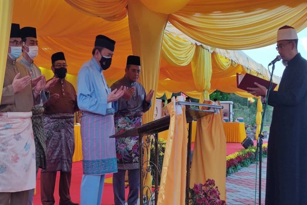 Sultan Sharafuddin (depan, kiri) menadah tangan ketika bacaan doa selepas berkenan merasmikan Masjid Ar-Raudhah Puncak Perdana, pada Isnin.