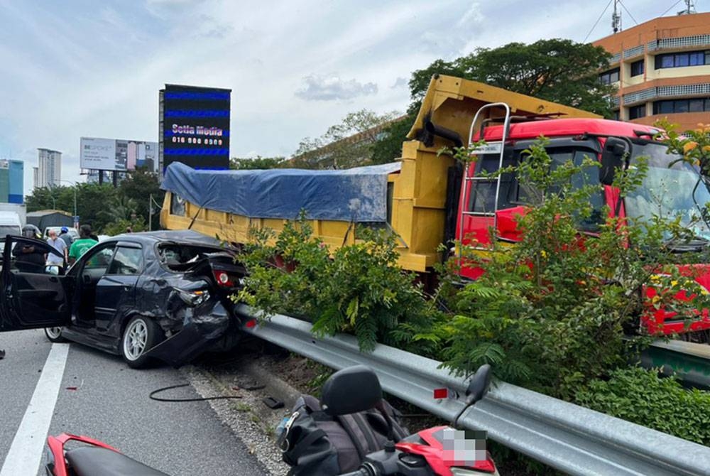 Salah satu kereta yang terlibat dalam kemalangan terbabit. Foto PDRM