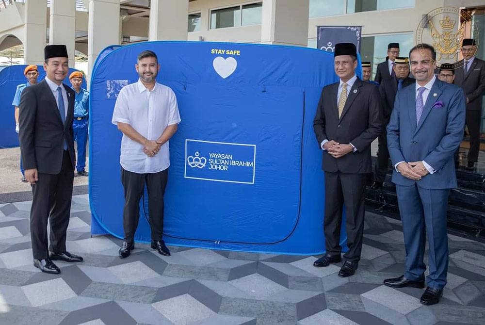 Majlis penyerahan khemah kubik kepada wakil setiap negeri disempurnakan oleh Tunku Ismail di Istana Polo, Pasir Pelangi pada Selasa. - Foto Facebook Sultan Ibrahim Sultan Iskandar