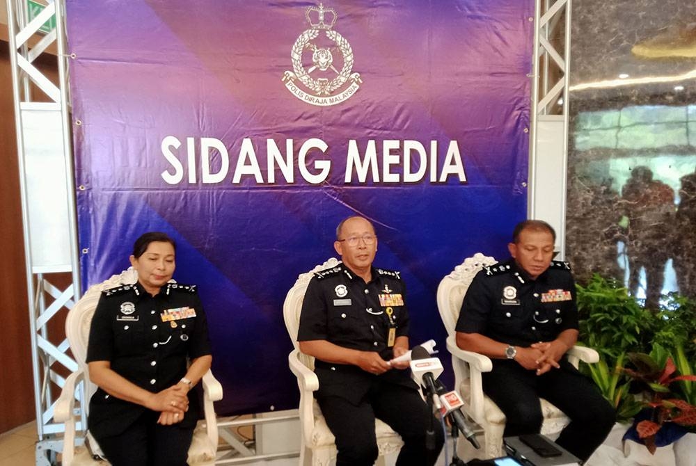 Arjunaidi (tengah) pada sidang akhbar selepas program townhall Polis Selangor di Ibu Pejabat Polis Kontinjen (IPK) Selangor pada Selasa.