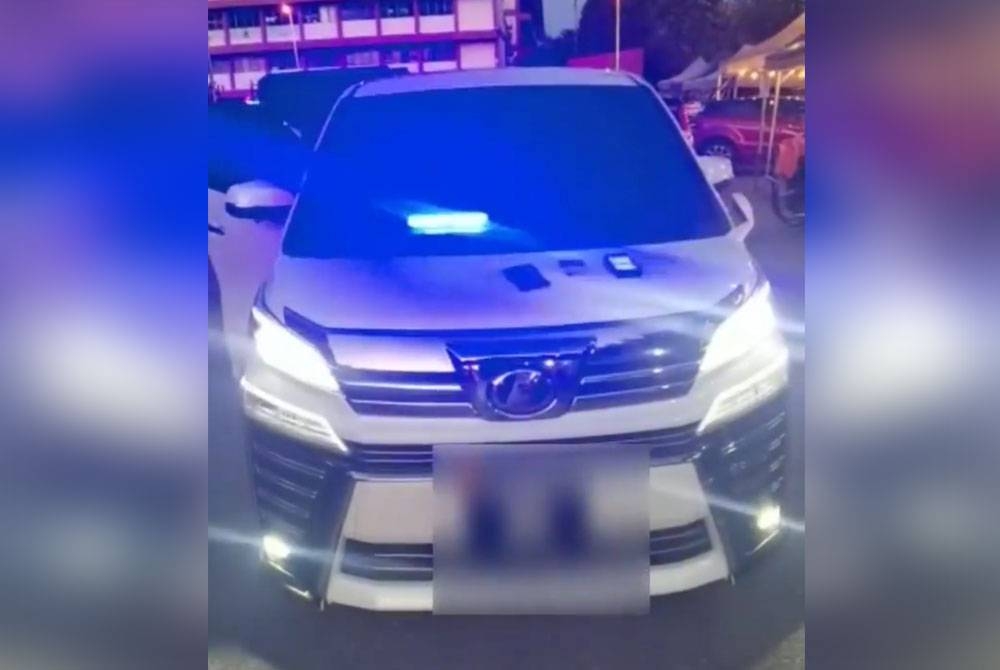 Polis menahan sebuah Toyota Vellfire kerana menggunakan lampu mata arah (strobe light) di Batu Caves, Selangor pada Isnin.