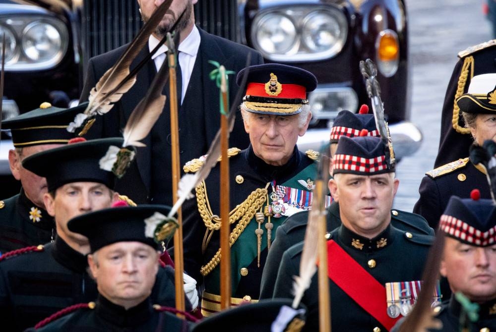 Raja Charles III menyertai perarakan keranda mendiang Permaisuri Britain Elizabeth II dari Istana Holyroodhouse ke St Giles Cathedral diiringi ahli keluarga diraja di Edinburgh, Scotland, Britain pada Isnin. - Foto EPA