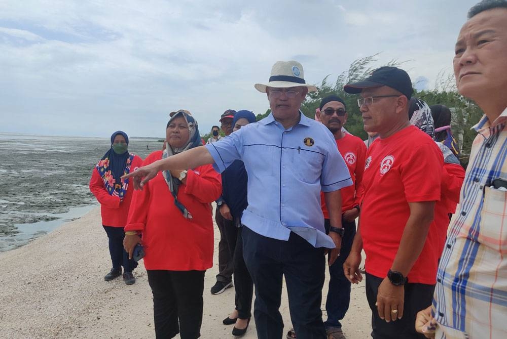 Noh (tiga dari kanan) ketika melakukan tinjauan di Pantai Sungai Kajang pada Selasa.