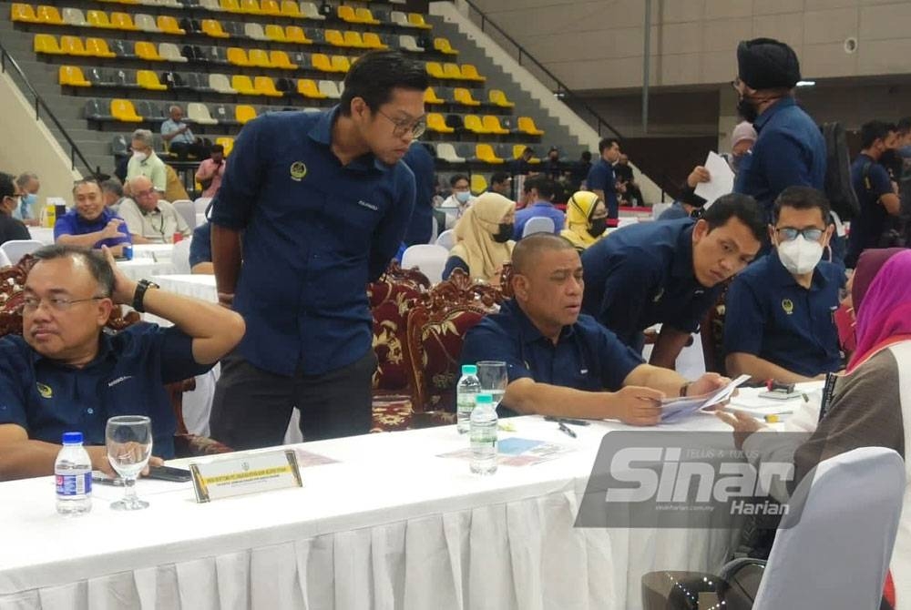 Saarani meneliti aduan yang diterima sempena Program Mesra Hari Bertemu Pelanggan Kerajaan Negeri Siri 6 di Stadium Indera Mulia pada Selasa.