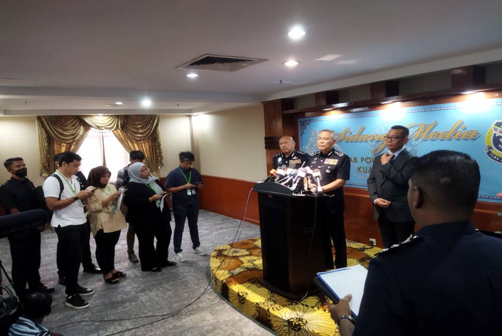 Acryl Sani (tengah) pada sidang akhbar selepas Majlis Pelancaran Pelantikan Duta Anti-Scam, di Maktab Polis Kuala Lumpur pada Selasa.