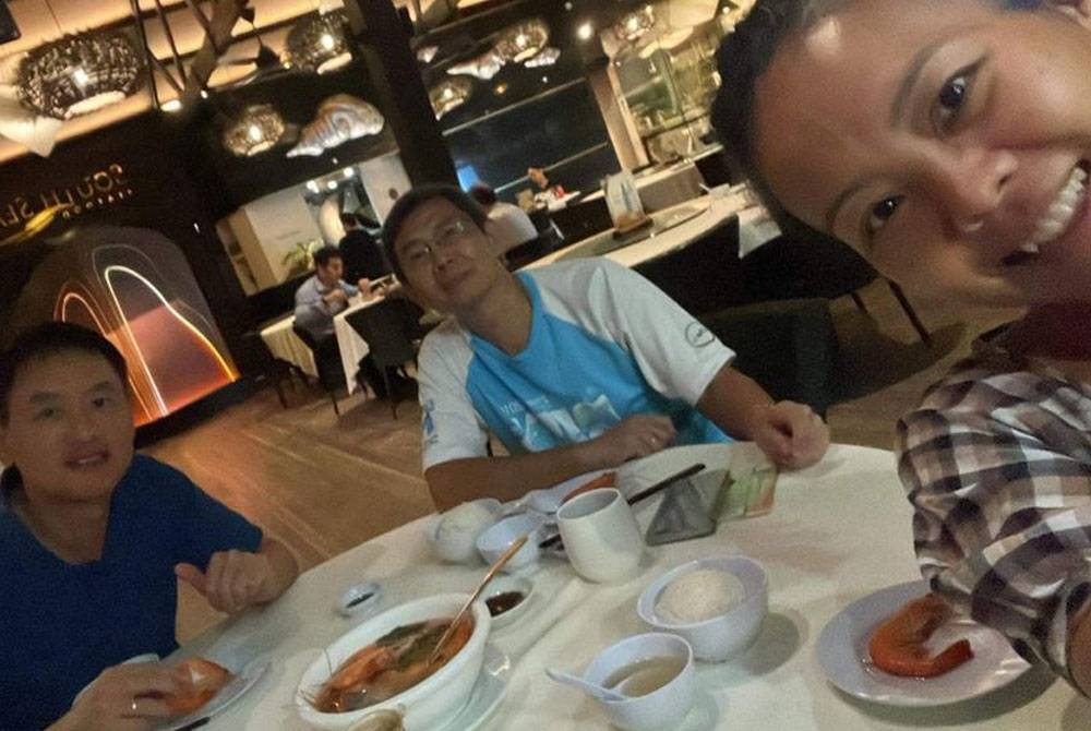 Yin Leng (kanan) berkongsi gambar ketika makan malam bersama suami dan Richard (kiri) pada Mei lalu. - Foto ihsan pembaca