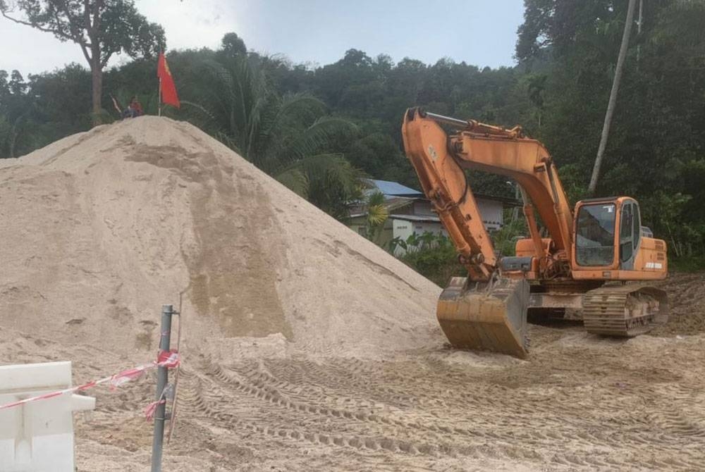 Kerja-kerja mengorek pasir yang dilakukan di Kampung Iboi, Kupang di Baling.