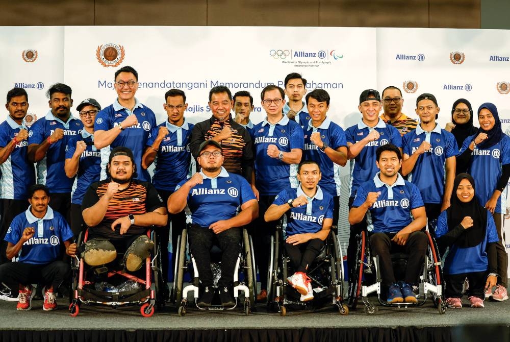 Ahmad Shapawi (tengah) bersama atlet paralimpik negara ketika majlis menandatangani MoU antara MSN dan Allianz Malaysia di Casa 4, MSN, Bukit Jalil pada Selasa. - Foto Bernama