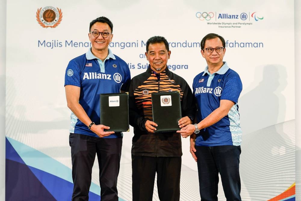 Ahmad Shapawi (tengah) bersama Sean Wang (kiri) dan Ketua Pegawai Eksekutif Allianz Life Insurance Malaysia Berhad, Charles Ong (kanan) ketika Majlis Menandatangani MoU antara MSN dan Allianz Malaysia di Bukit Jalil pada Selasa. - Foto Bernama