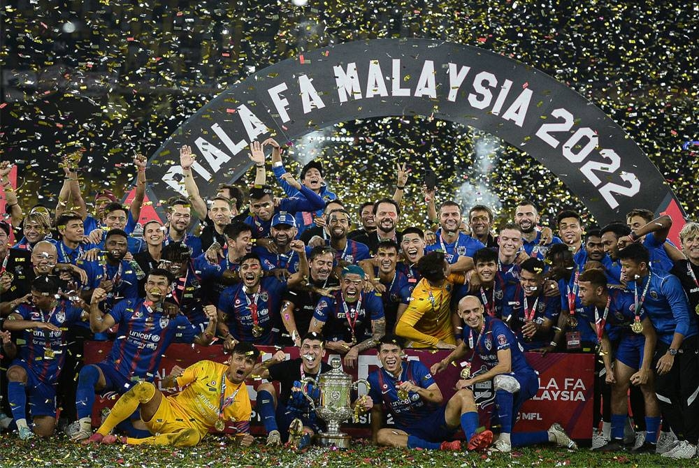 Pemain JDT menjulang Piala FA selepas tamat perlawanan Final Piala FA, JDT menentang Terengganu FC di Stadium Nasional Bukit Jalil Sabtu lalu. - Foto Bernama