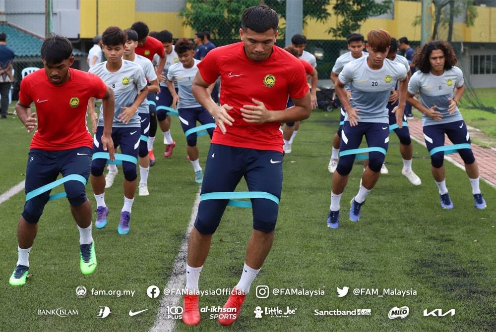 Barisan pemain skuad B-19 negara menjalani latihan sebelum berlepas ke Mongolia pada Isnin.