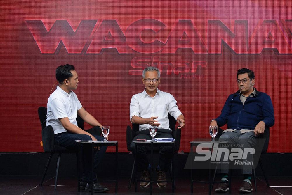 Wacana Sinar Harian bertajuk “Bajet 2023: Tawaran Untuk PRU15” menampilkan (dari kiri) moderator, Ismail Adnan; Ahli Parlimen Damansara, Tony Pua dan Penganalisis Dasar Politik Ekonomi dan Pengajian Antrabangsa, UUM, Dr Md Shukri Shuib yang berlangsung di Kompleks Kumpulan Karangkraf pada Selasa. - Foto Sinar Harian / MOHD HALIM ABDUL WAHID.