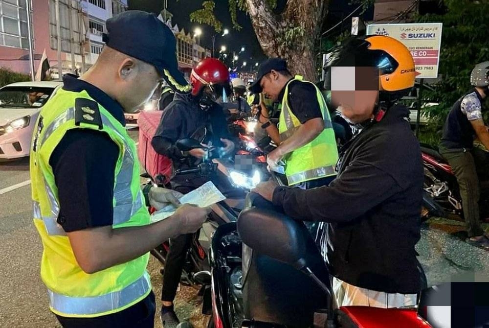 Pegawai JPJ Pahang melakukan pemeriksaan ke atas pengguna jalan raya dalam Ops Khas Pengarah yang diadakan di Jalan Teluk Sisek Ahad lalu. Foto: JPJ Pahang