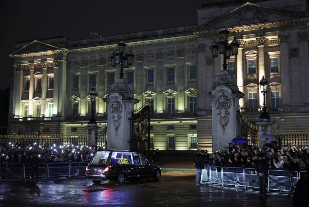 Kereta jenazah yang membawa keranda Ratu Elizabeth II memasuki pagar Istana Buckingham di London pada 13 September. - Foto Getty Images
