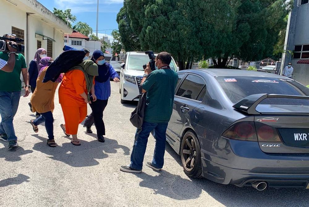 Wanita yang bertugas sebagai pembantu tadbir di Pejabat Tanah dan Galian direman selama tujuh hari di Mahkamah Majistret Ipoh pada Rabu.