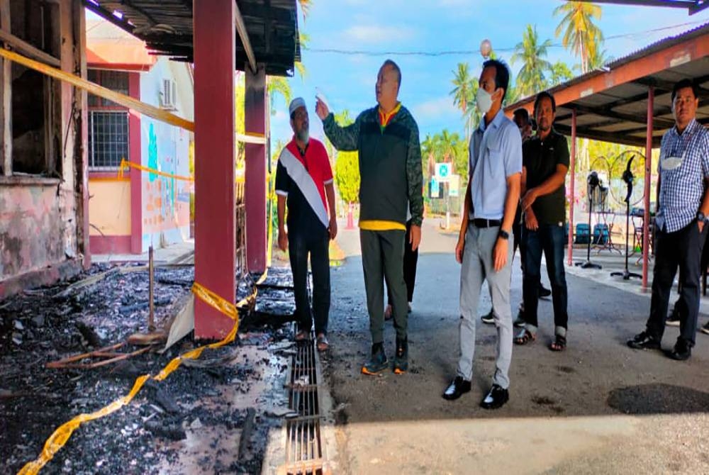 Rizam (dua dari kiri) membuat lawatan ke Klinik Kesihatan Parit Baru yang musnah dalam kebakaran pada Rabu.