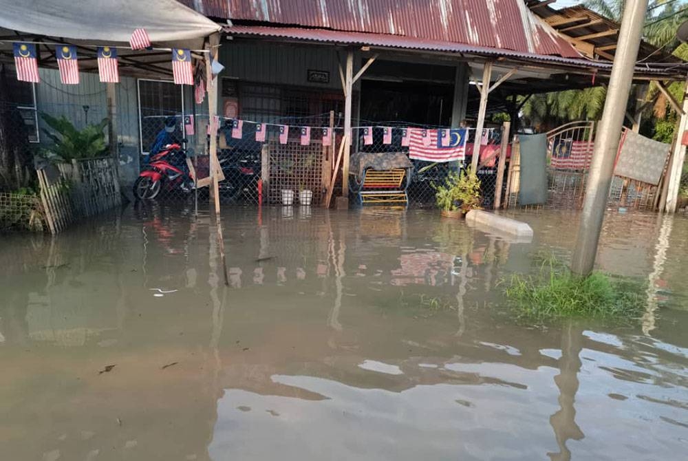 Keadaan banjir di sekitar Sri Gading Batu Pahat.