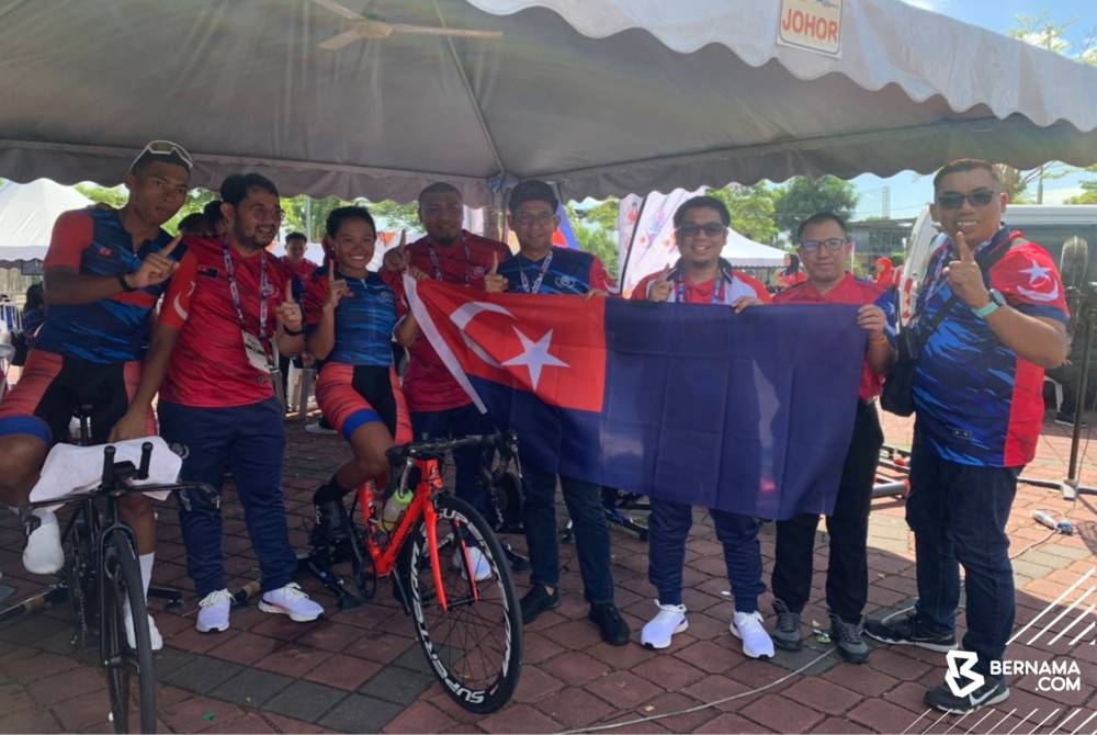 Pingat emas pertama milik Siti Nurul Adibah Akma Mohd Fuad dari Johor menerusi ujian masa acara berbasikal lebuh raya individu wanita. - Foto Bernama