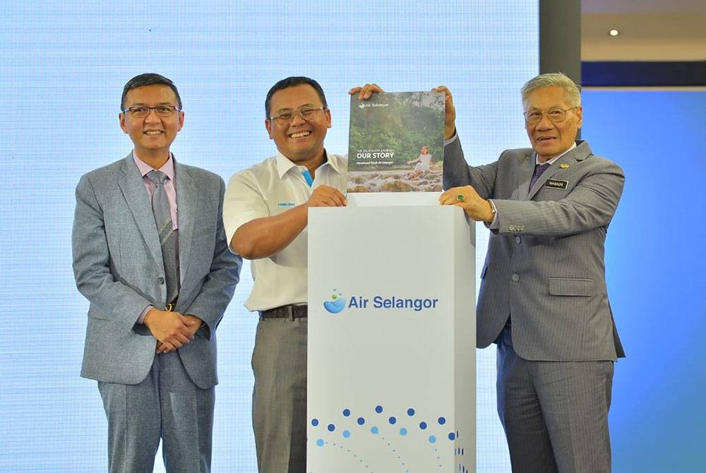 Dari kiri: Suhaimi, Amirudin dan Mansor ketika Majlis Pelancaran Coffee Table Book di pusat beli-belah 1 Utama pada Selasa.