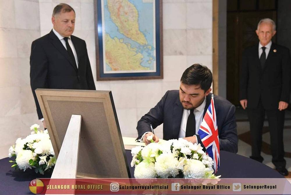 Tengku Amir Shah (tengah) menzahirkan penghormatannya dengan menandatangani buku takziah sambil disaksikan oleh Pesuruhjaya Tinggi British ke Malaysia, H.E. Charles Hay. Foto: Facebook Selangor Royal Office.