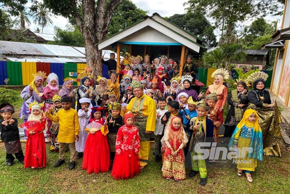 Warga SK Dato&#039; Wan Kemara menggayakan pakaian pelbagai etnik di Malaysia di Majlis Penutup Bulan Kebangsaan Peringkat Sekolah pada Rabu.