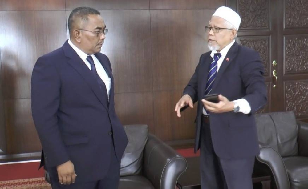 Muhammad Sanusi (kiri) berbincang bersama Exco Kerajaan negeri, Datuk Dr Hayati Othman selepas Mesyuarat Exco di Wisma Darul Aman di sini pada Rabu.
